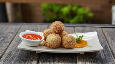 Cafe 'nin en üst masasında acı balen