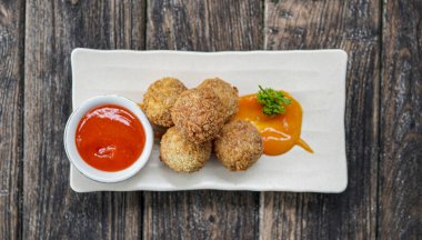 Cafe 'nin en üst masasında acı balen