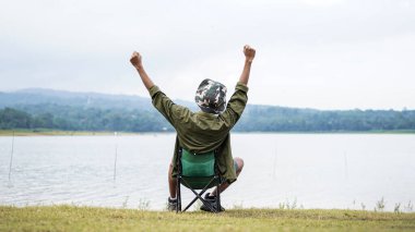 Gezgin adam, su deposuna otur ve başarılı bir jest yap.