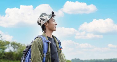 Depoda sırt çantalı genç Asyalı gezgin.