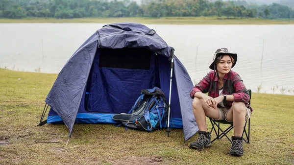 Mujer Asiática Acampando Embalse Sentarse Silla —  Fotos de Stock