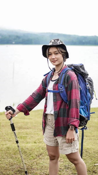 若いアジアの女性はヒップスターハイキングの準備 — ストック写真