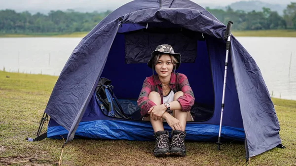 Wanita Asia Berkemah Waduk Dan Duduk Tenda — Stok Foto