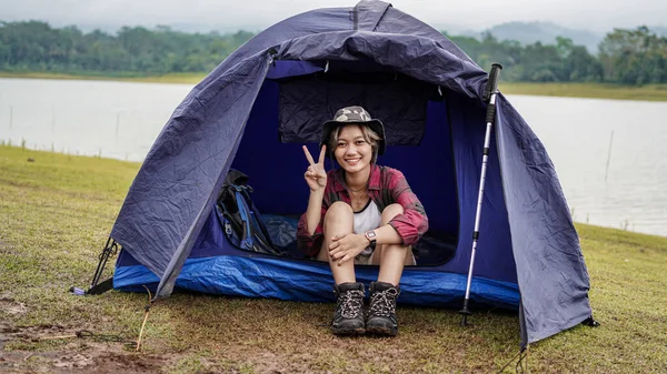 Aziatische Vrouw Kamperen Bij Reservoir Zitten Tent — Stockfoto