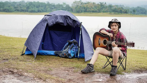 Joven Asiático Hembra Jugando Guitarra Camping —  Fotos de Stock