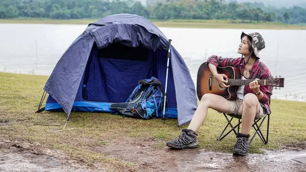Joven Asiático Hembra Jugando Guitarra Camping —  Fotos de Stock