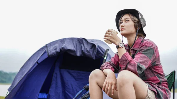 Jong Aziatisch Vrouw Drinken Koffie Stoel — Stockfoto