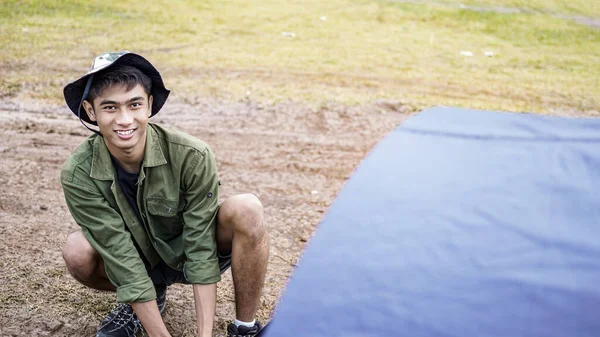 Gezgin adam çadırı kurdu.