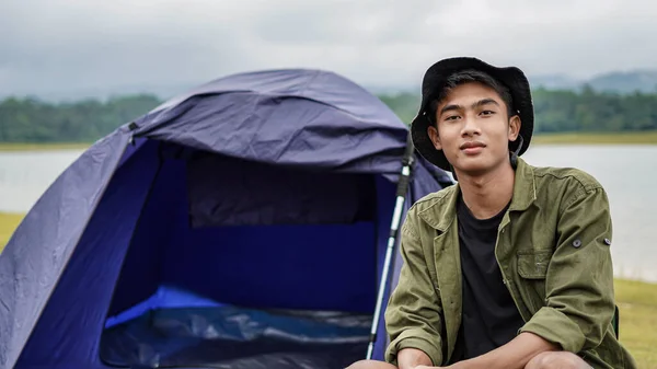Mladý Asijský Muž Těšit Camping Přehradě — Stock fotografie