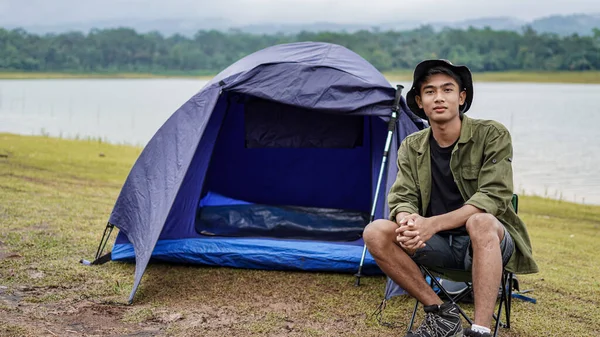 Joven Asiático Hombre Disfrutar Camping Embalse —  Fotos de Stock