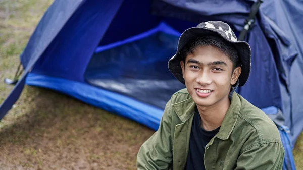 Ung Asiatisk Man Njuta Camping Vid Reservoaren — Stockfoto