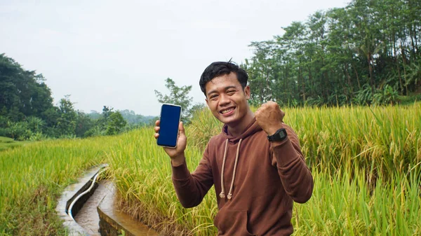 Hombre Asiático Sosteniendo Teléfono Campos Arroz — Foto de Stock