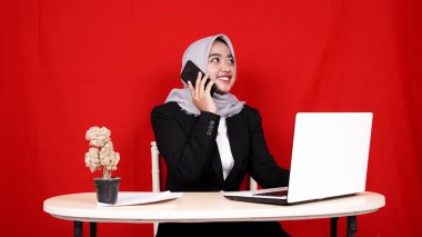 Güzel Asyalı kız çalışma alanından arıyor izole kırmızı arka plan