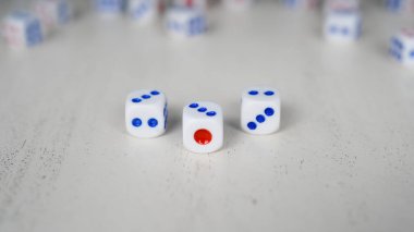 Bulanık zarlı arkaplanı rastgele düzenlenmiş beyaz zarlar