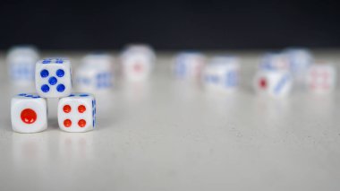 Bulanık zarlı arkaplanı rastgele düzenlenmiş beyaz zarlar