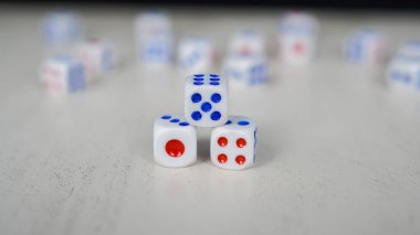 Bulanık zarlı arkaplanı rastgele düzenlenmiş beyaz zarlar