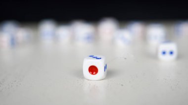 Bulanık zarlı zarı olan 1 numaralı beyaz zar