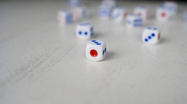 Bulanık zarlı zarı olan 1 numaralı beyaz zar