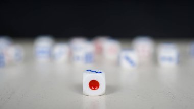 Bulanık zarlı zarı olan 1 numaralı beyaz zar