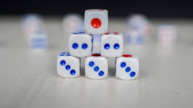 Zarlar art arda istiflenmiş, iki, üç rakam.