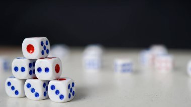 Zarlar art arda istiflenmiş, iki, üç rakam.