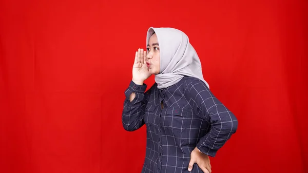 Potret Wanita Muda Muslim Asia Mengenakan Jilbab Berteriak Dan Berteriak — Stok Foto