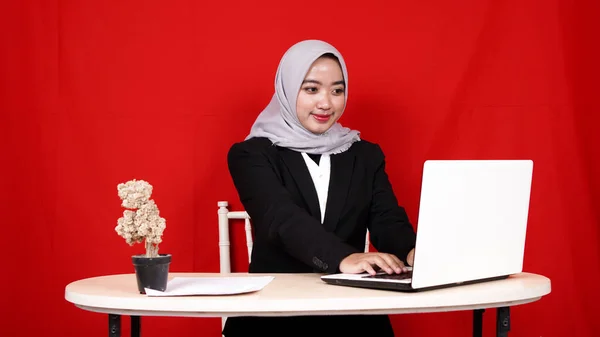 Asiatische Geschäftsfrau Arbeitsbereich Isoliert Roten Hintergrund — Stockfoto