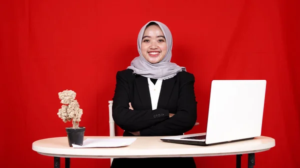 Asiática Mulher Negócios Espaço Trabalho Isolado Fundo Vermelho — Fotografia de Stock