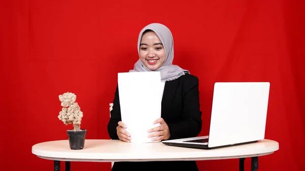 Азійська Бізнес Жінка Посміхається Бачити Повідомлення Ізольованого Червоного Фону — стокове фото