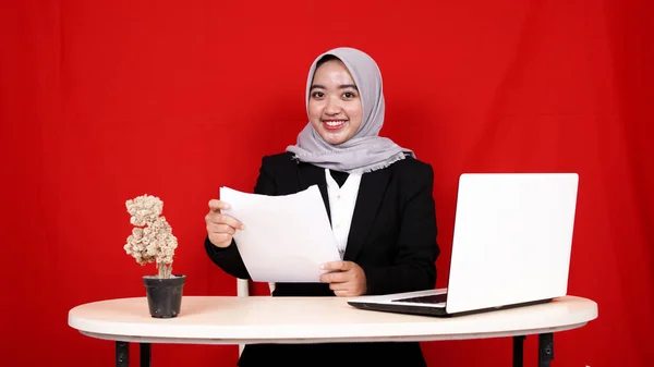 Wanita Pengusaha Asia Tersenyum Melihat Laporan Latar Belakang Merah Yang — Stok Foto