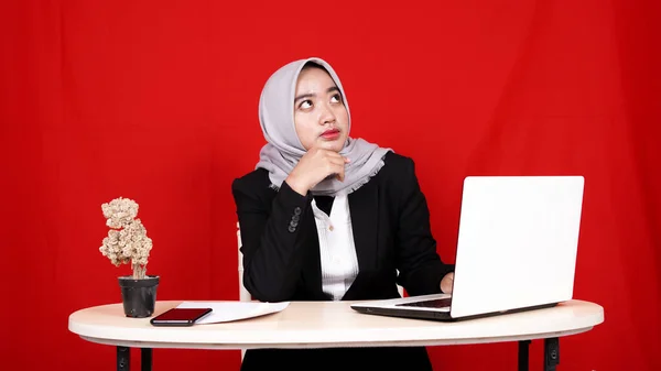 Asiatisk Affärskvinna Tänker Arbetsplatsen — Stockfoto