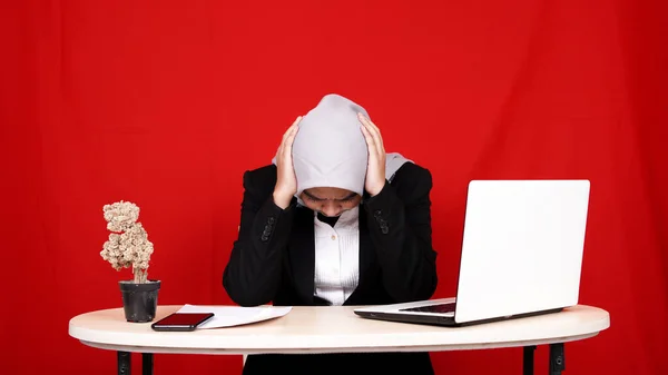 Asiática Mulher Negócios Vestindo Hijab Estresse Espaço Trabalho — Fotografia de Stock