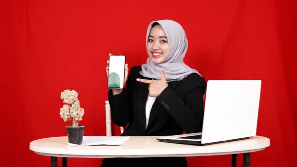 Företag Asiatisk Kvinna Bär Hijab Med Grön Skärm Telefon Arbetsyta — Stockfoto