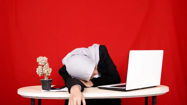 Bela Mulher Negócios Asiática Vestindo Hijab Sonolento Espaço Trabalho Isolado — Fotografia de Stock