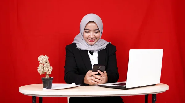 Perempuan Pengusaha Asia Melihat Isyarat Bahagia Handphone Area Kerja Terislolasi — Stok Foto