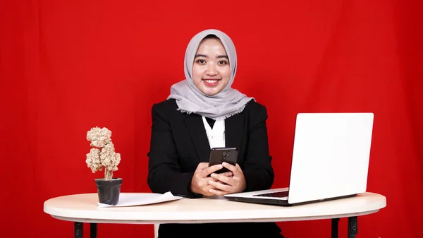 Asiatische Geschäftsfrau Sieht Glückliche Handygeste Arbeitsplatz — Stockfoto