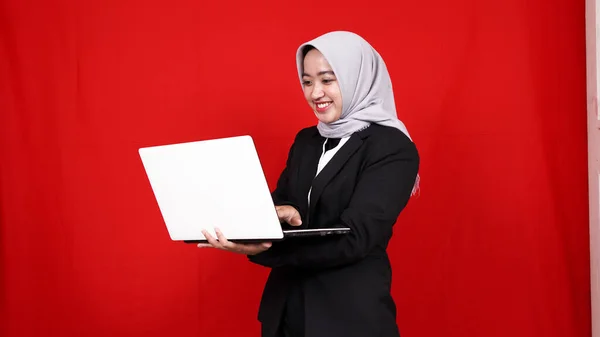 Aziatisch Zakenvrouw Staan Met Laptop — Stockfoto