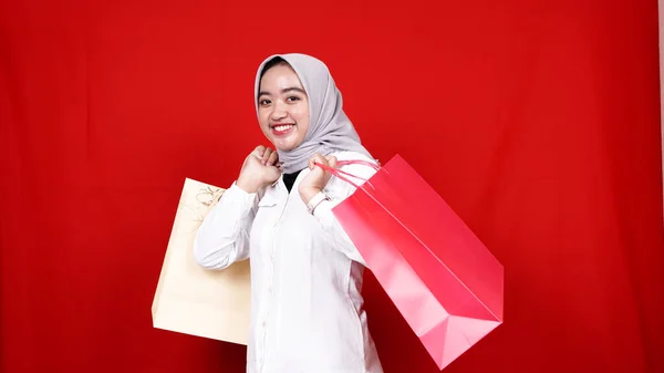 Asiática Hijab Mujer Feliz Cheque Bolsa Compras —  Fotos de Stock