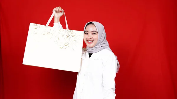 Asiático Hijab Mulher Feliz Cheque Saco Compras — Fotografia de Stock