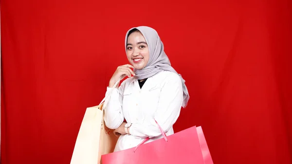 Asiática Hijab Mujer Feliz Cheque Bolsa Compras —  Fotos de Stock