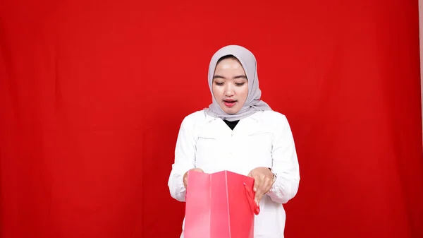 Asian Hijab Woman Happy Check Shopping Bag — Stock Photo, Image