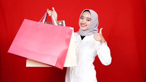 Asiática Hijab Mujer Feliz Cheque Bolsa Compras —  Fotos de Stock