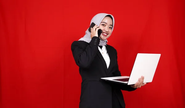 Asiatische Geschäftsfrau Steht Mit Laptop Und Telefoniert — Stockfoto