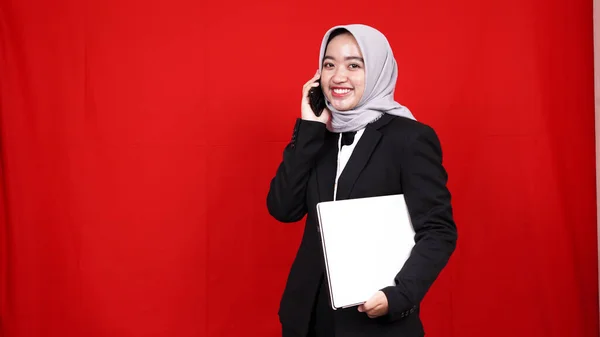 Asiatische Geschäftsfrau Steht Mit Laptop Und Telefoniert — Stockfoto