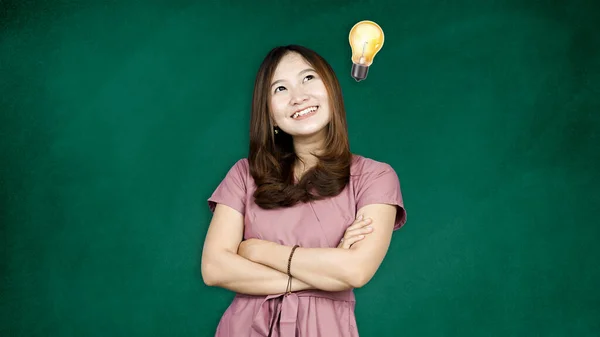Hermosa Mujer Asiática Pensando Obtener Idea Aislado Tiza Tablero —  Fotos de Stock