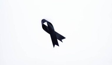 Siyah farkındalık şeridi beyaz arka planda izole edilmiş. Dua için siyah kurdele ikonu, yas sembolü,