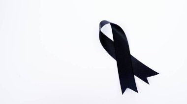 Siyah farkındalık şeridi beyaz arka planda izole edilmiş. Dua için siyah kurdele ikonu, yas sembolü,