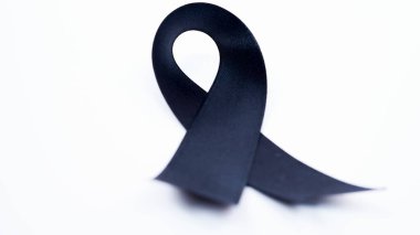 Siyah farkındalık şeridi beyaz arka planda izole edilmiş. Dua için siyah kurdele ikonu, yas sembolü,