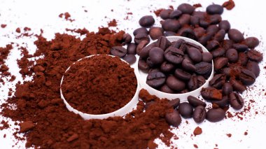 Kahve çekirdekleri beyaz arka plan