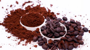 Kahve çekirdekleri beyaz arka plan